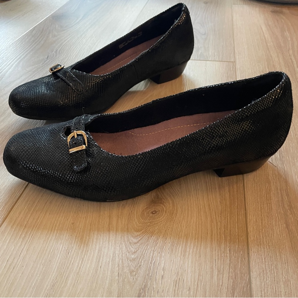 Clarks Artisan Black Heels with metallic shimmer with‎ Cushioned Insole